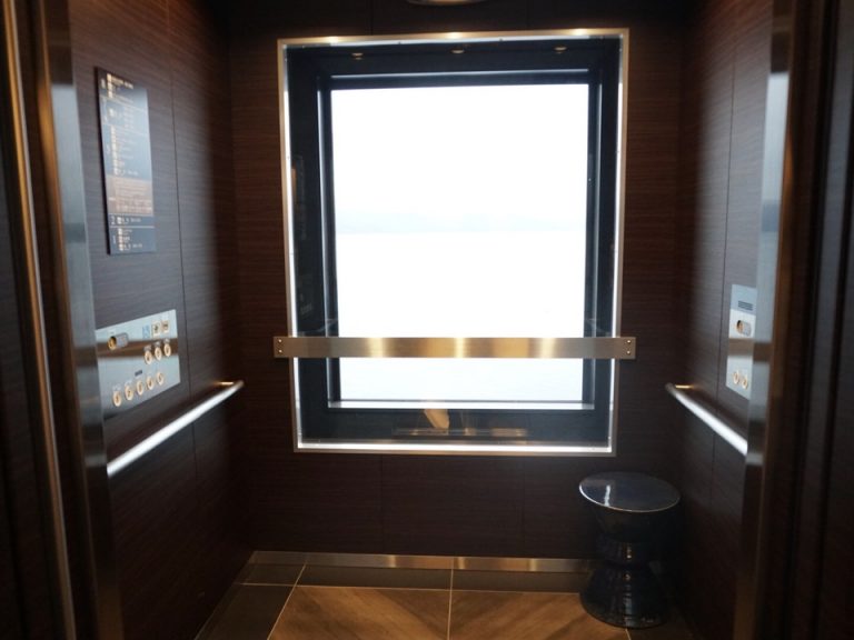 エレベーター内からも洞爺湖が一望できます