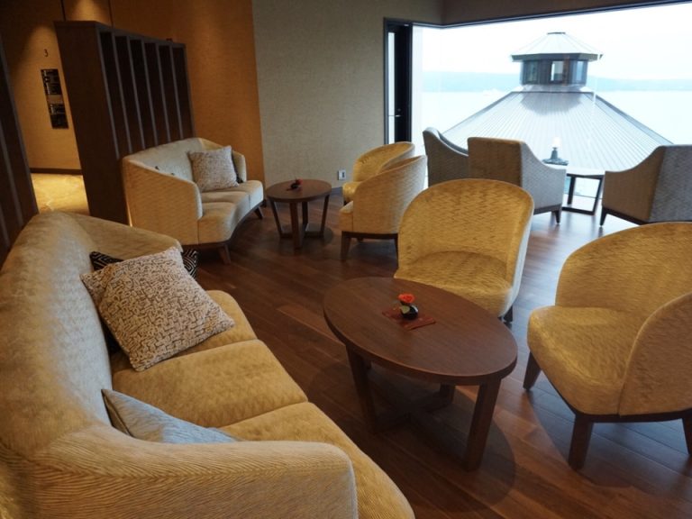 ロビーのソファ