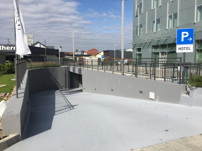 地下駐車場 入り口