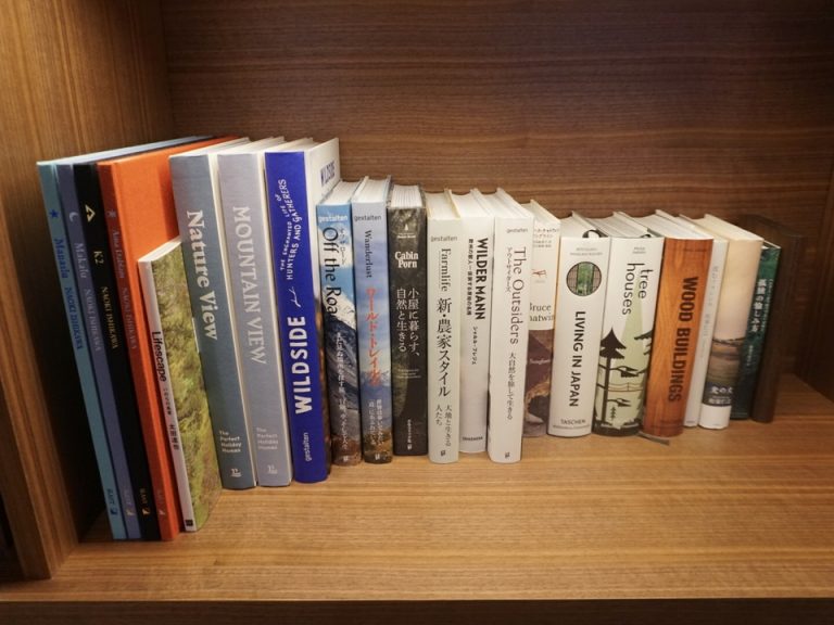 ライブラリーコーナーの本は部屋で読むことができます