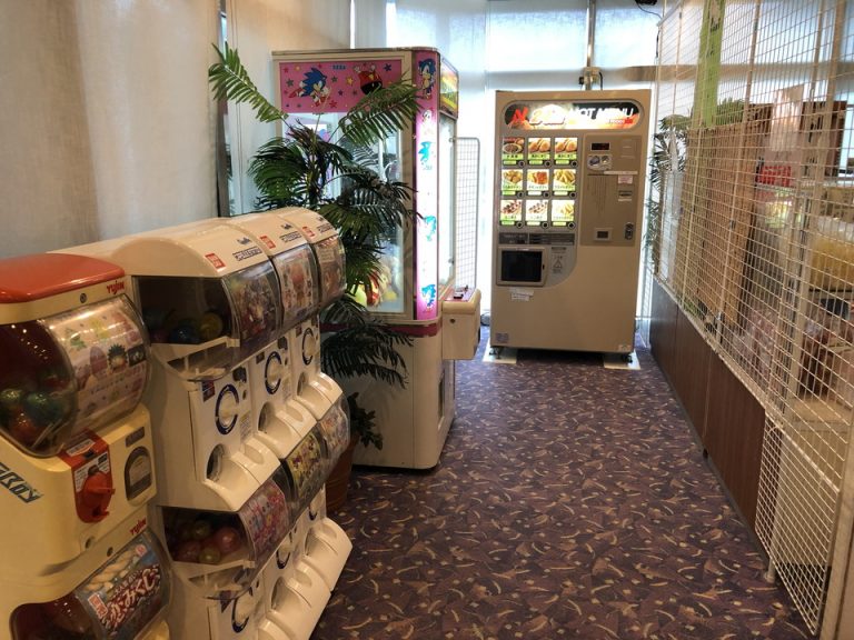 2Fショップ隣のゲームコーナーと自販機(1)