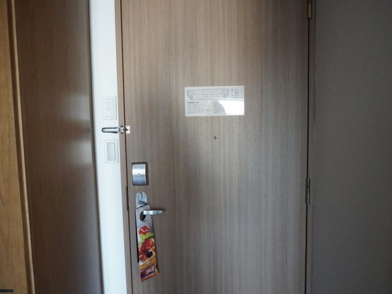 部屋の扉を中から