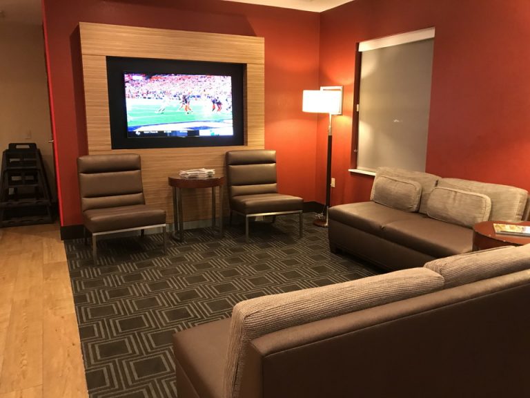 ホテルロビーにはTVを囲むようにソファーがあり、知らない宿泊客同士が仲良くわいわいできるようになっていてました