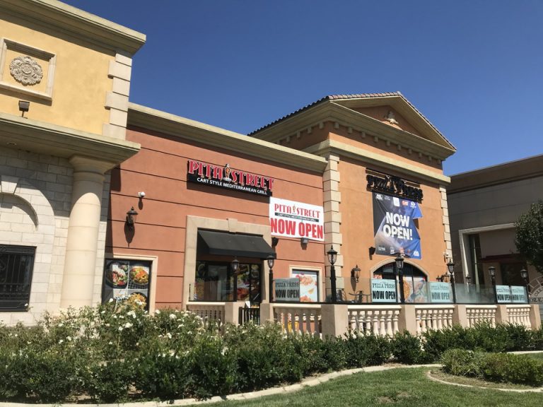 ホテル隣のショッピングモールでランチを買いました。