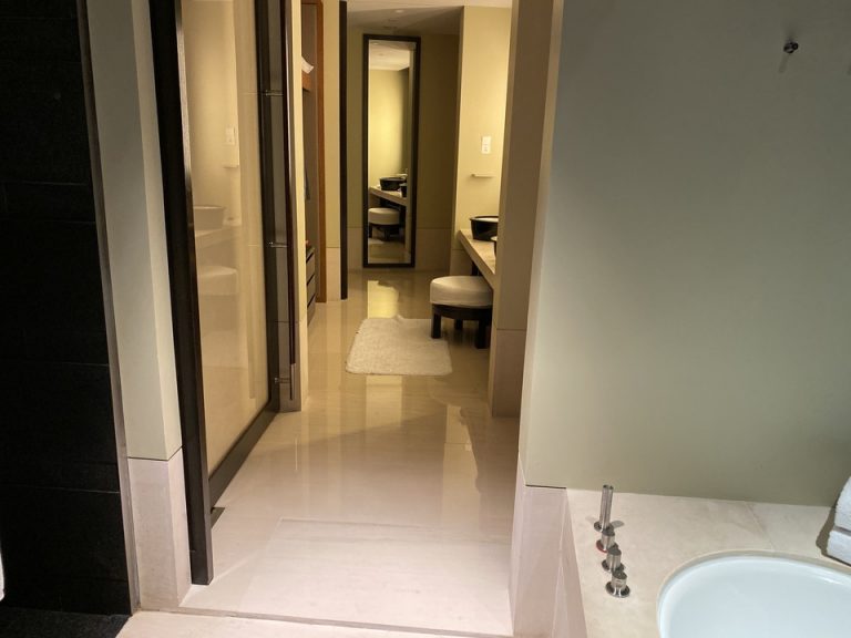 バスルーム内から入口