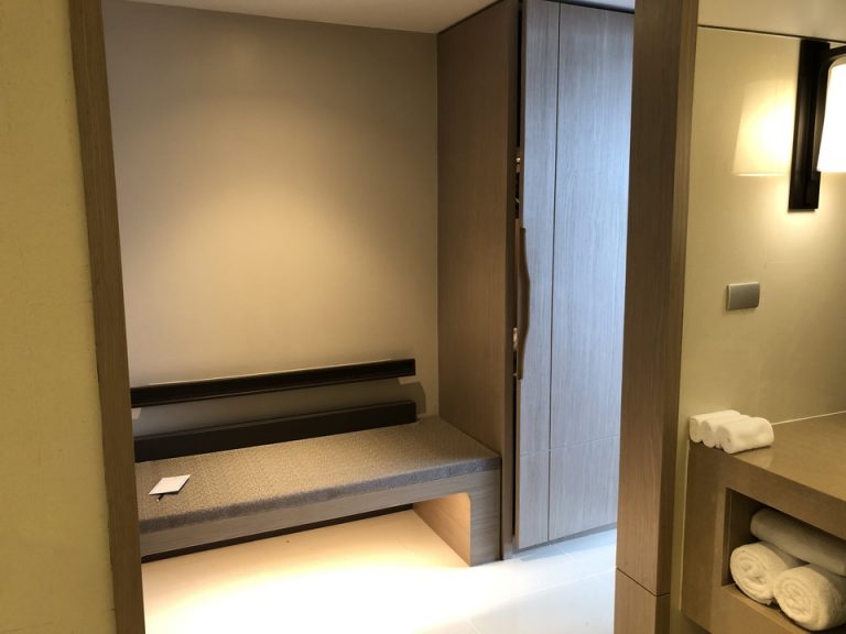 バスルーム内から入口