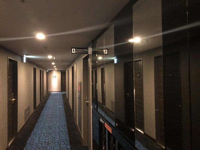 廊下にズボンプレッサー