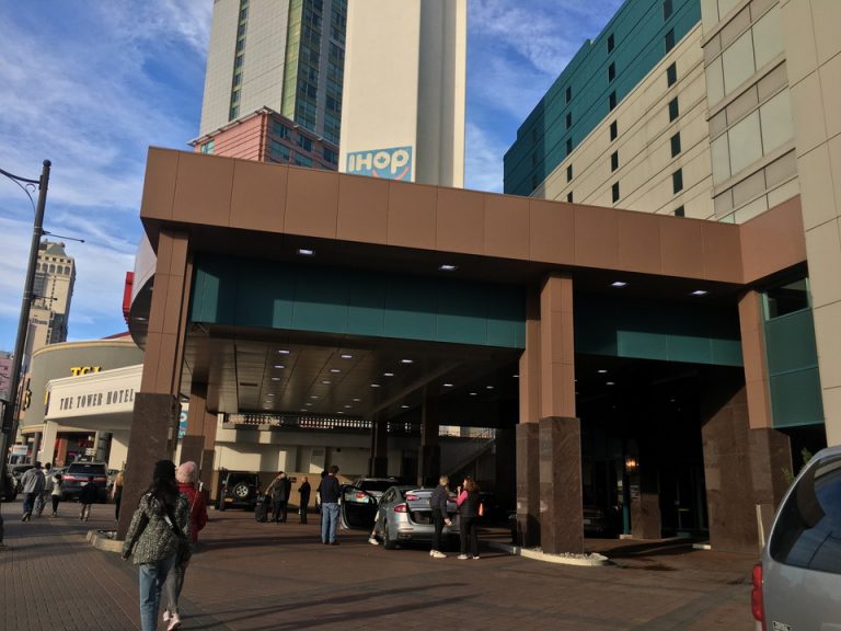 エントランス外観 (2)