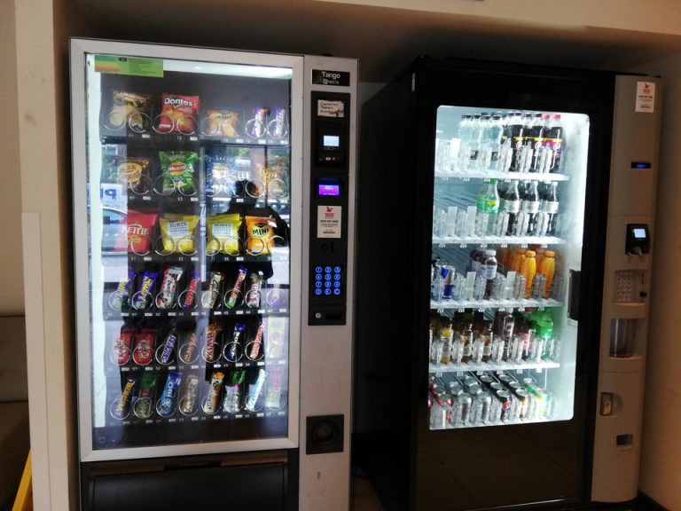 エントランス内の自動販売機