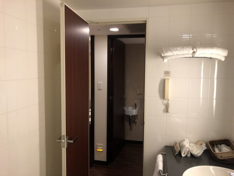 バスルームの向こう側にトイレルーム