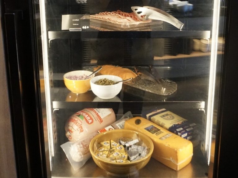 冷蔵庫内にはチーズやハムが