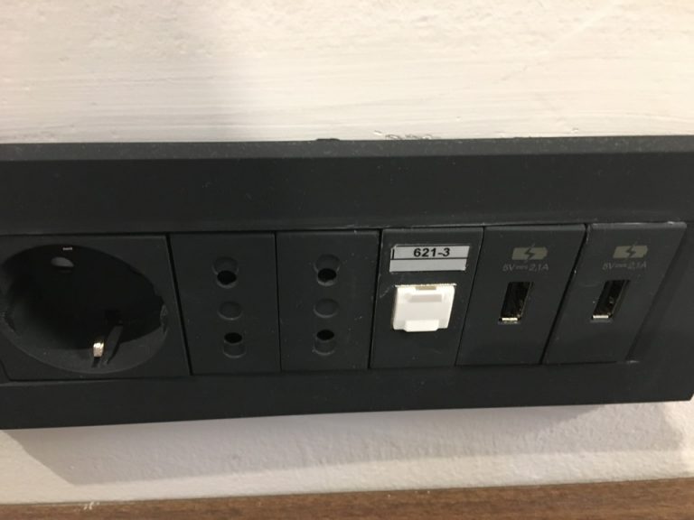 デスク上の電源プラグ