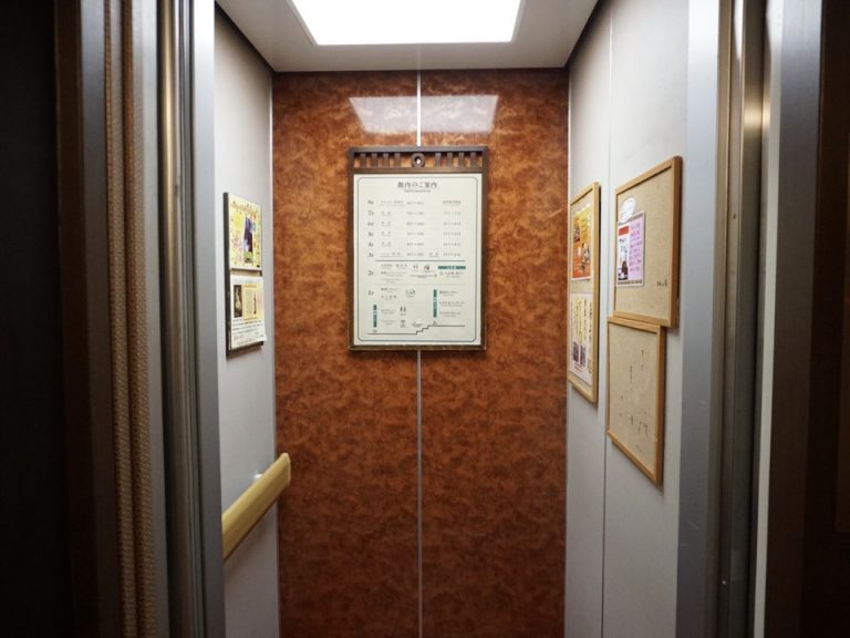 エレベーターの中