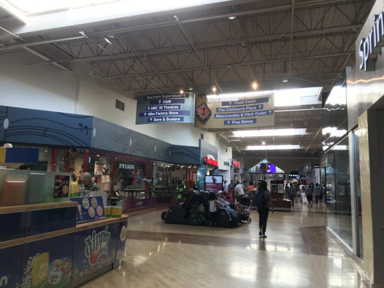 オンタリオモールは沢山のお店が入ってます