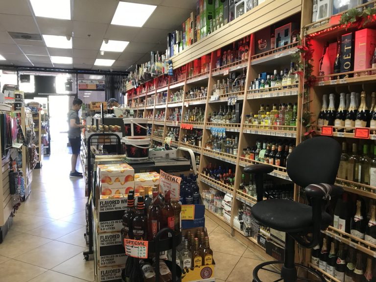 品揃え豊かなリカーショップ