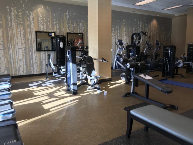 フィットネスセンターはプールに面してありました。