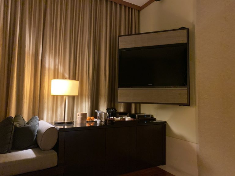 ベッド方向からテレビ