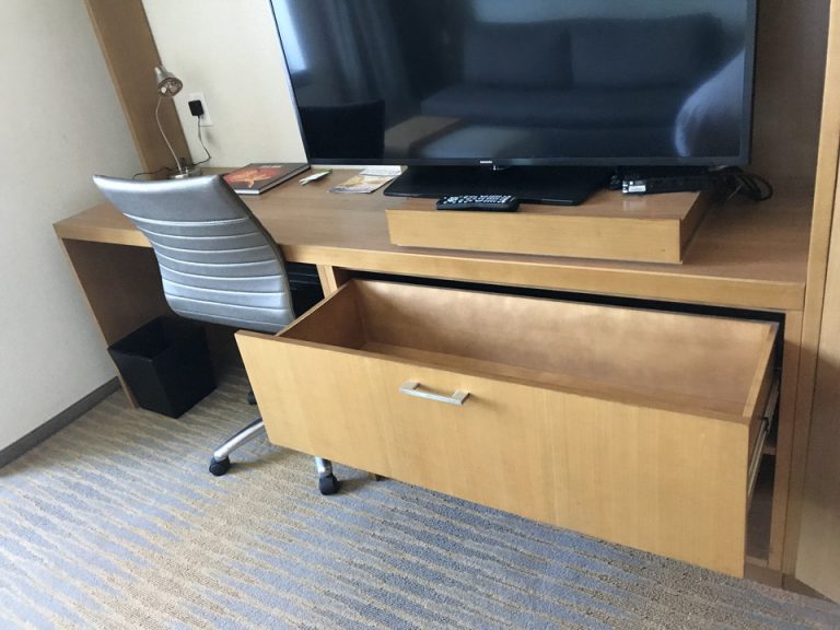 テレビの下には収納できる引き出しもありました