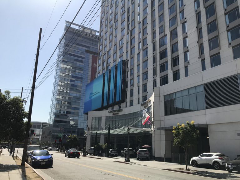 ホテル外観コートヤードレジデンスインそして奥にはジェイダブリューマリオットが並んで見えます