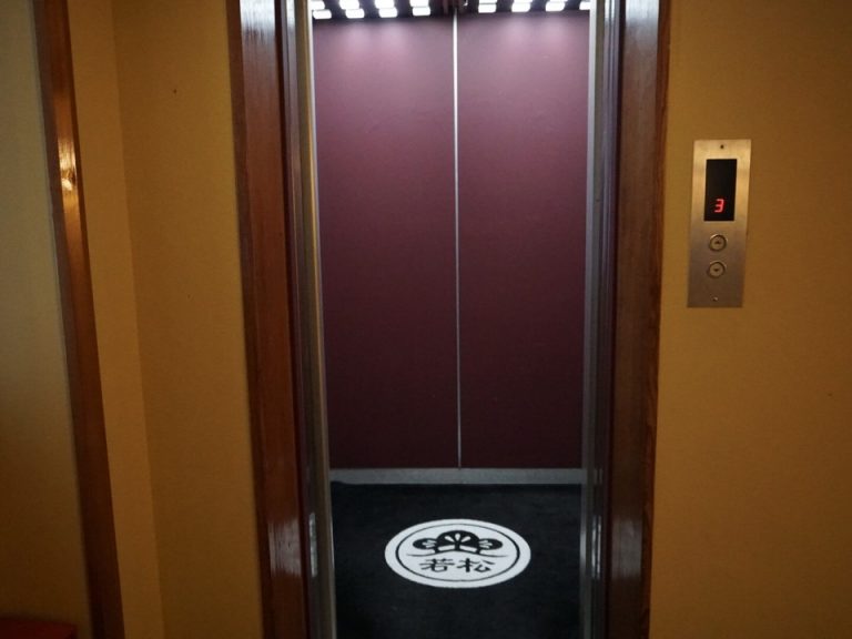 エレベーター内