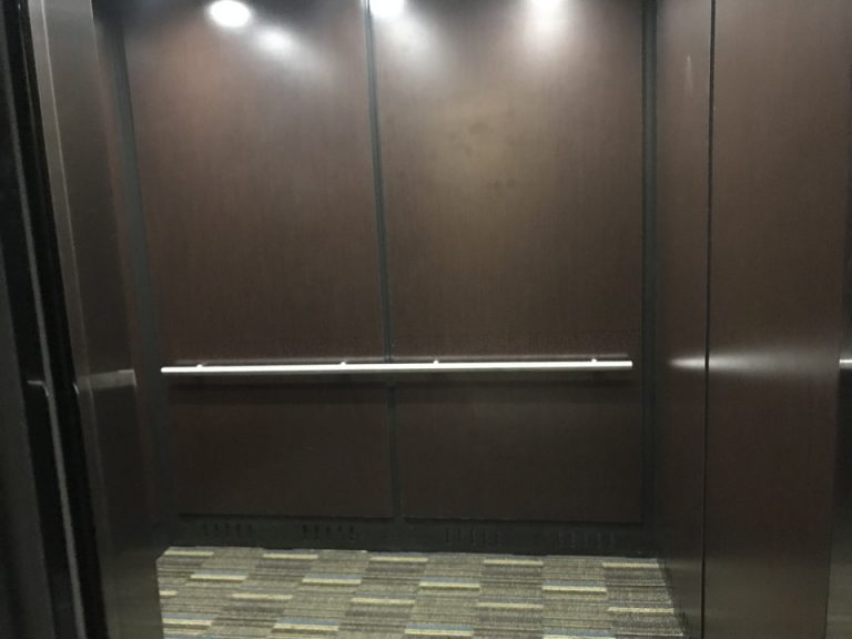 エレベーター内