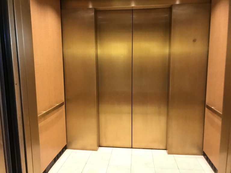 エレベーター内