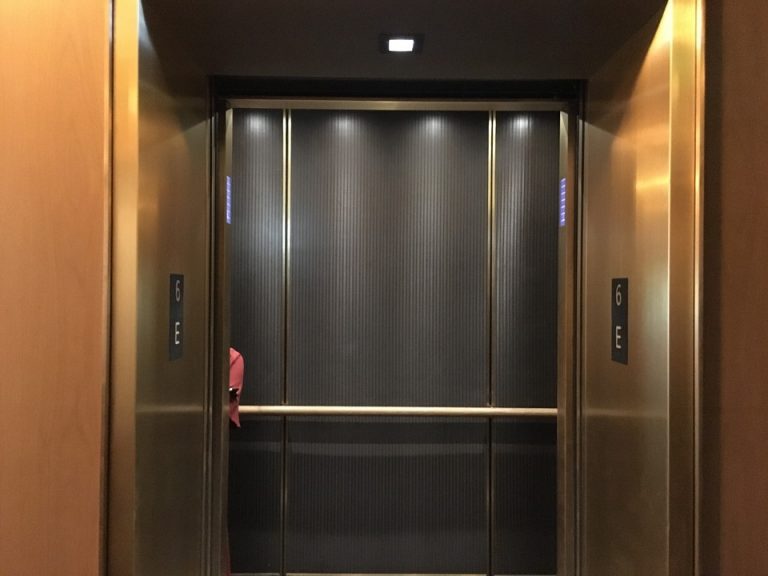 エレベーター内