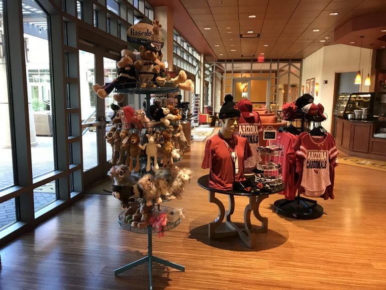 カフェは売店にもなっていてカーディナルズのグッズもあり、そのまま買って会場に来て行けるようにもなっていました。