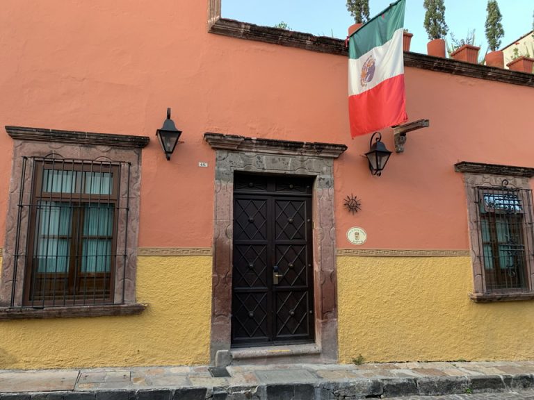 宿泊した客室のある建物のドア