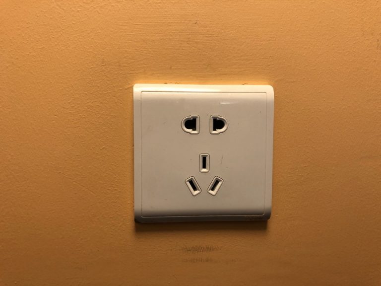 部屋のコンセント_03