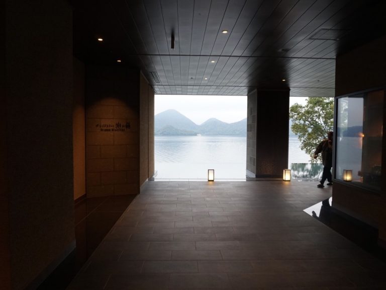 開放的なエントランス