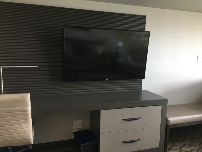 ソファ方面からTV・デスク(1階)