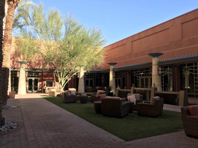 ホテルのコートヤード、屋根がなくて開放的です