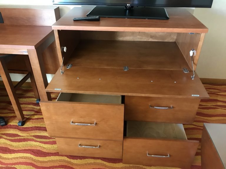 リビング側のテレビの下には沢山の収納スペースがありました