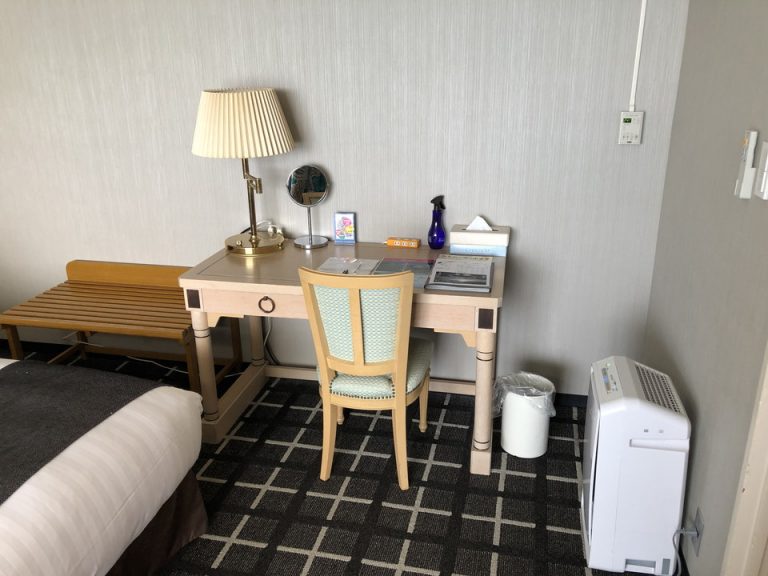 デスクと空気清浄機