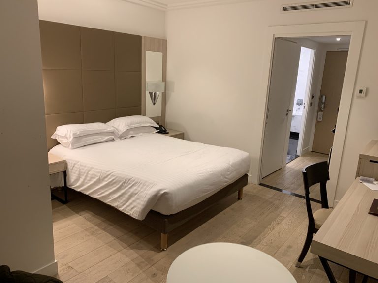 客室窓側から部屋全体