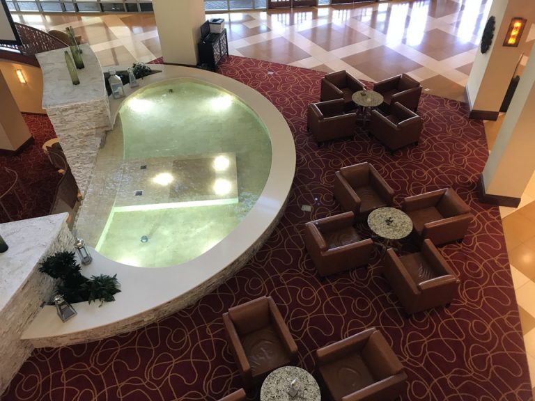 私が泊っていた2階の廊下から見下ろしたフロント風景。ホテルは5階くらいまでが吹き抜けでした