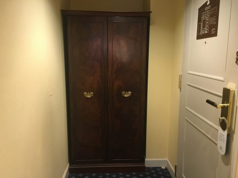 クローゼット外観 (閉じた状態 )