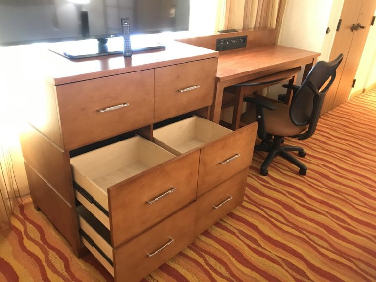 寝室側のデスク及びテレビ下収納スペース