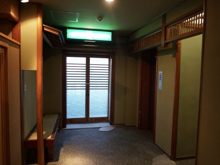 エレベーター前にはベンチが