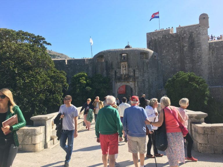 ドブロドニク旧市街入り口 ピレ門(6番バス停留所近く)