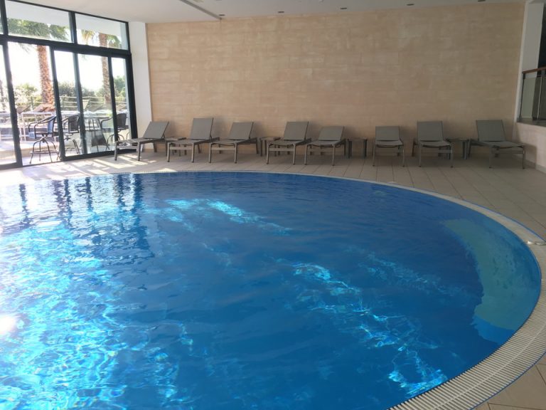 屋内プール(ROYAL PRINCE HOTEL内)