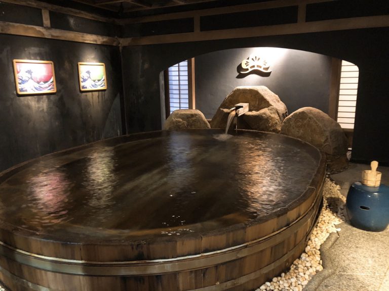 1階大浴場の大きな木のお風呂