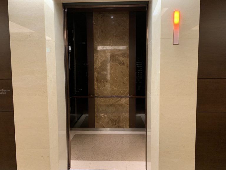 エレベーター_エレベーター内観