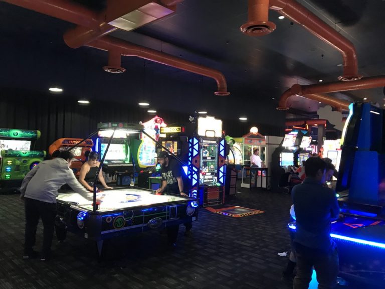 デイブ&バスターズは日本のラウンドワンのような場所です