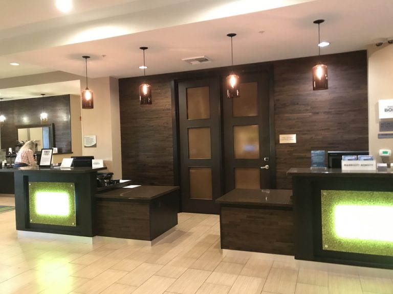 チェックインカウンター