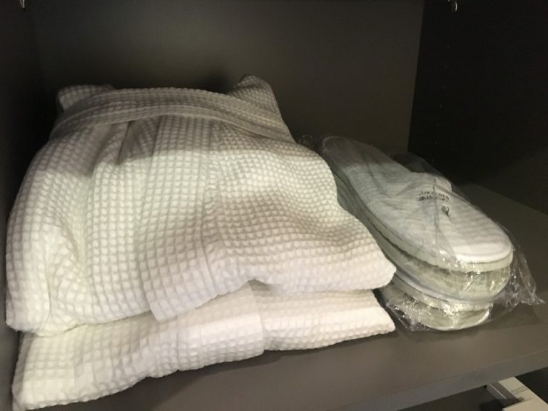 クローゼット下(バスローブあり)