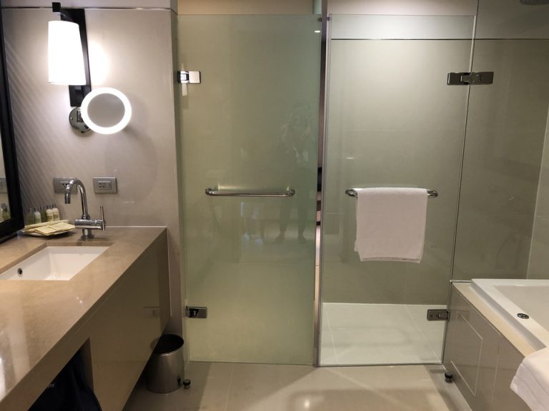 バスルーム入口から全景