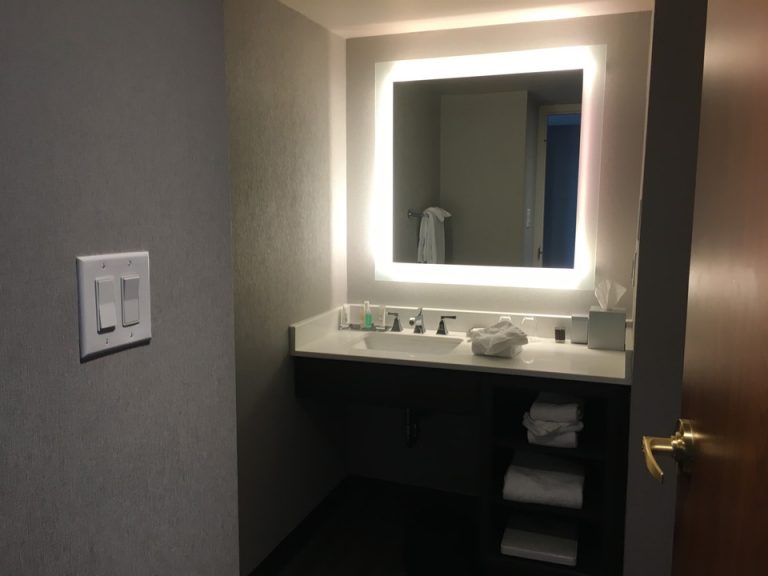 バスルーム入口から全景