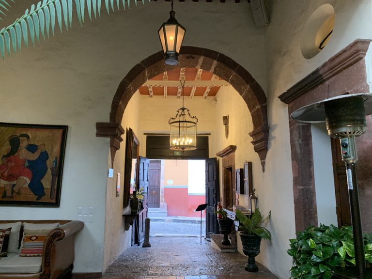 ホテルロビー (中から)